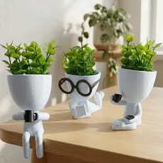 Kit com 3 Mini Vasinhos Decorativos Robert Lendo Tomando Café Vasos Decoração com Planta Artificial