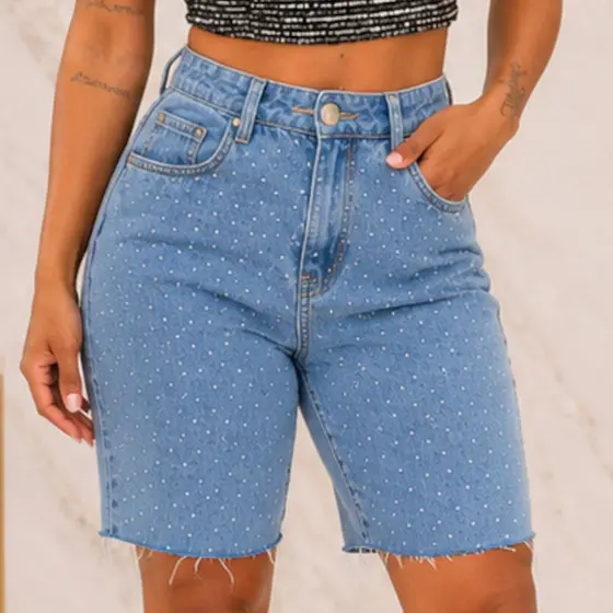 Bermuda Jeans com Strass / Brilho / Pedraria Feminina Cintura Alta Barra Desfiada - (Short jeans) A.Ming Jeans