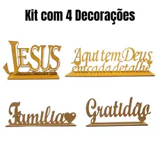 Enfeite Decorativo Frase Aqui Tem Deus em Cada Detalhe com Base para Sala, Mesa e Ambientes