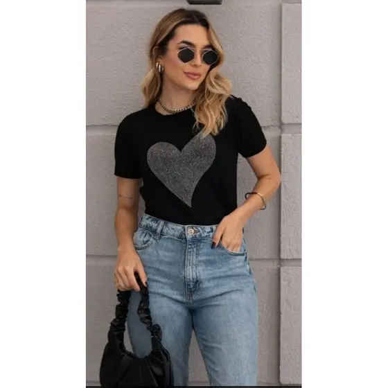 Blusa T-shirt Feminina Estampa Coração Com Strass Com Brilho