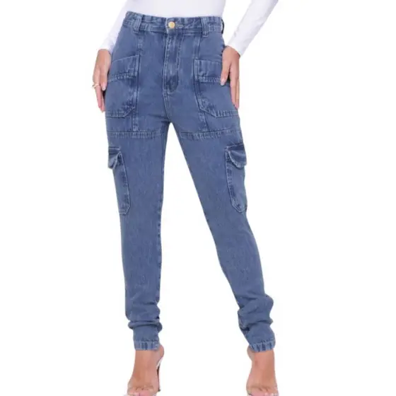 Calça Mom Cargo Jeans Feminina Bolsos Laterais Utilitários Cintura Alta Moda Urbana Casual Estilosa