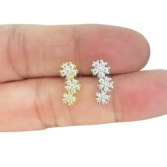 ✨ Piercing Cluster Reto para Orelha | Aço Antialérgico 3 Flores | Brilho e Conforto (ONP1037) 💎