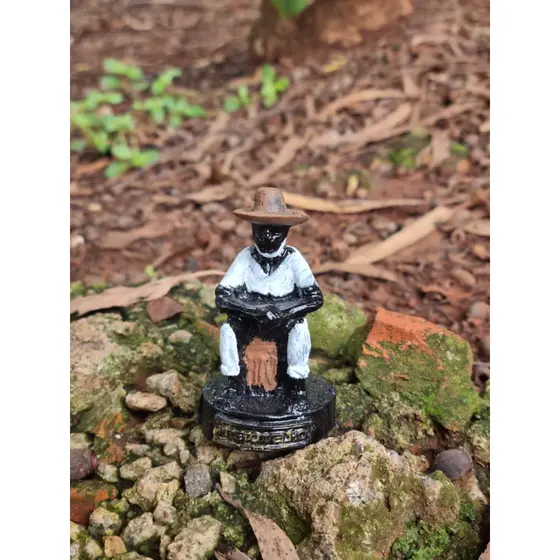 Preto Velho em Resina 7.5 cm P
