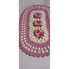 tapete oval feito a mão em crochê floral
