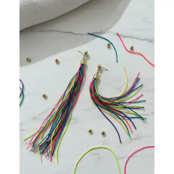 Brinco Tassel Neon Longo – Carnaval/Verão – Colorido e Leve