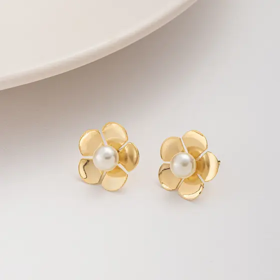 Brinco Flor Dourada com Pérola – Delicado e Elegante
