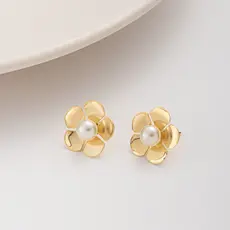 Brinco Flor Dourada com Pérola – Delicado e Elegante