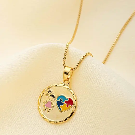 Colar Menina com Coração Quebra-Cabeça – Símbolo do Autismo, Banhado a Ouro 18K