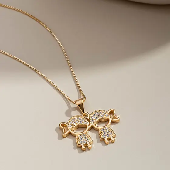 Colar Pingente Filhos 2 meninas cravejados (Filhas), Semijoia, Ouro 18K