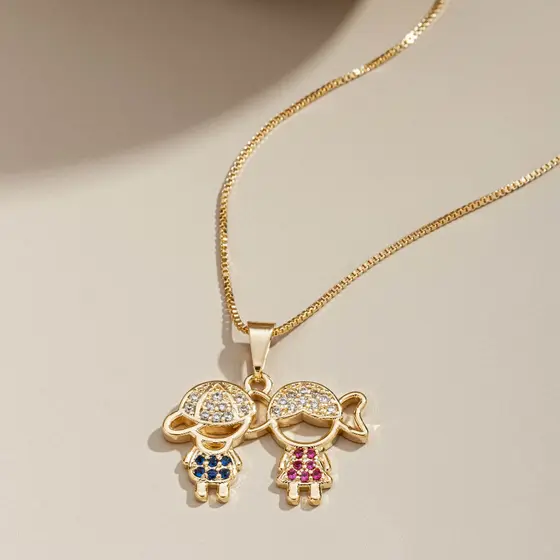 Colar Pingente Casal de Filhos cravejados (Filhos), Semijoia, Ouro 18K