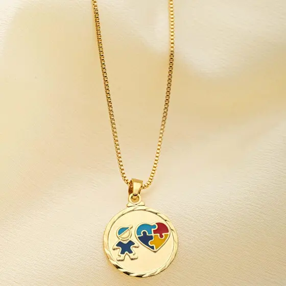 Colar Menino com Coração Quebra-Cabeça – Símbolo do Autismo, Banhado a Ouro 18K