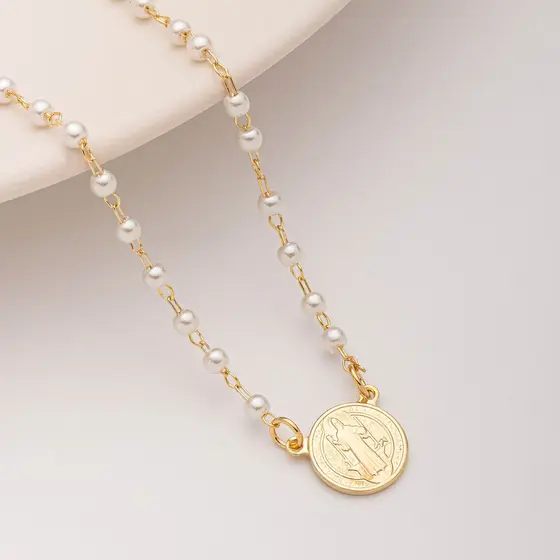 Colar de Pérolas com Medalha de São Bento Dourado | Delicado e Religioso