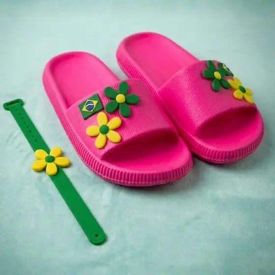 Chinelo Slide Feminino C Rosa Floral com Bandeira do Brasil + Pulseira Flor – Sandália Confortável Antiderrapante