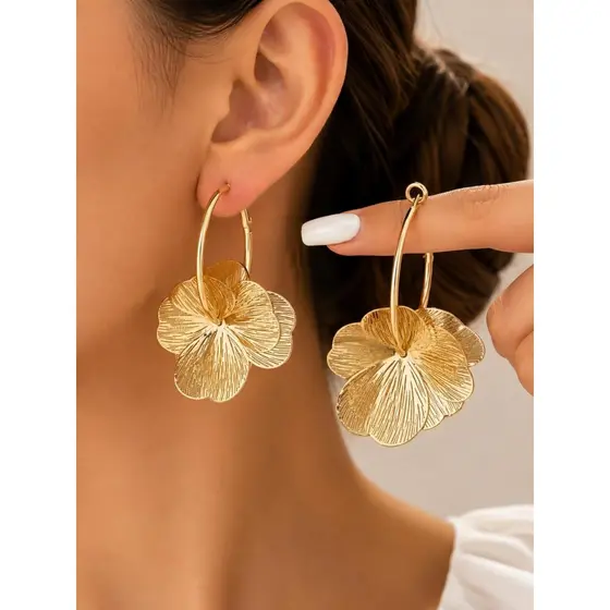 Brinco Feminino Dourado Flor Vazado Banhado a Ouro, Argola Floral Elegante, Leve e Delicada para Festa, Dourado