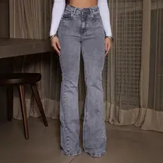 calça jeans flare grafite feminina super empina bumbum tendência