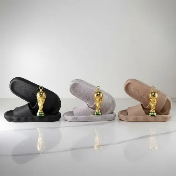 Chinelo Nuvem Com Pingente Troféu Copa do Mundo Ultra Macio e Leve Chinelo Slide Antiderrapante Conforto Ortopédico