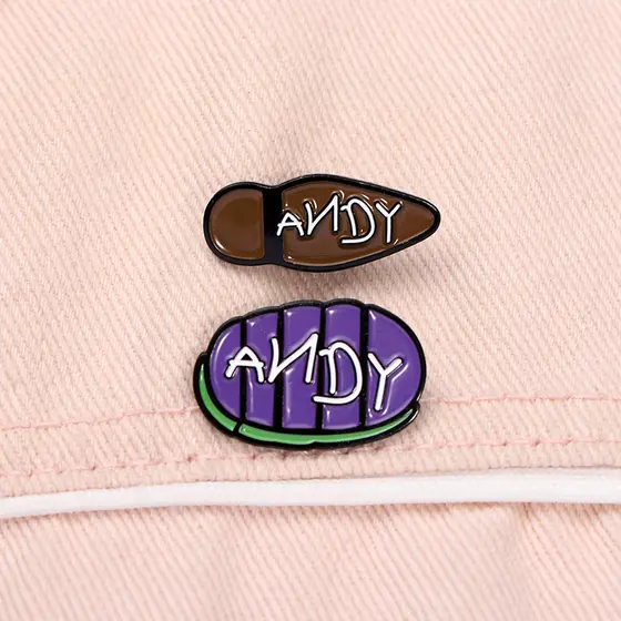 Broche Engraçado Andy Pinos De Desenho Animado Emblemas De Metal Acessórios Presentes
