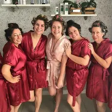 robe de cetim liso para lembrança de casamento