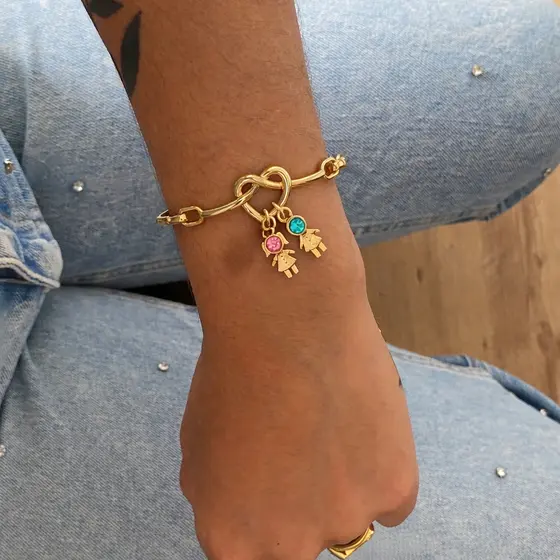 Bracelete Mãe Personalizado com Pingentes de Filhos Menino e Menina Folheado a Ouro Verniz Italiano Alta Qualidade