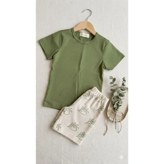 Conjunto Infantil Masculino Estilo Boho Minimalista Camiseta Verde Oliva e Bermuda Estampada Confortável TAM 4 AO 10
