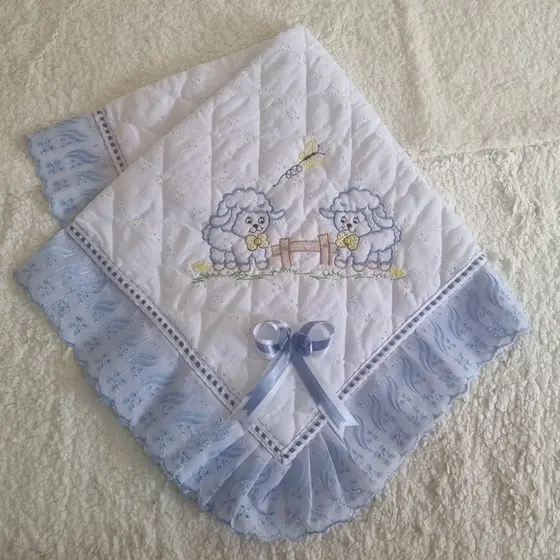 Manta De Lese Bordado e Forrada Carneirinhos Azul Matelada Infantil Menino