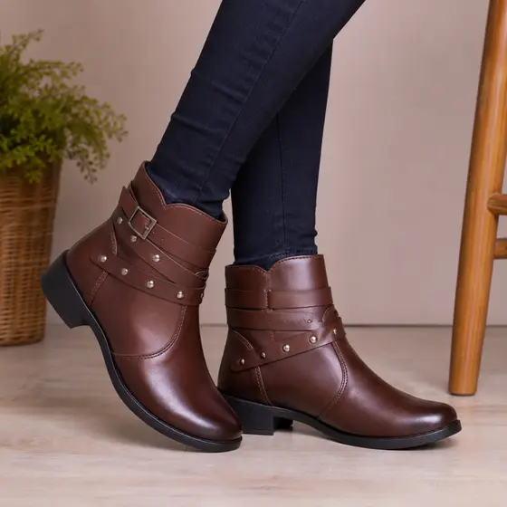 Bota Feminina Cano Curto com Fivela e Tachas Estilo Country Casual