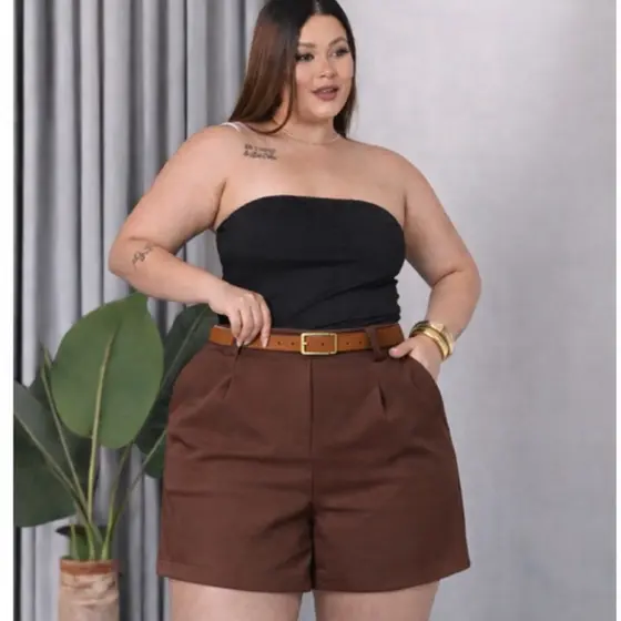 short alfaitaria plus size com cinto e bolso