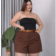 short alfaitaria plus size com cinto e bolso