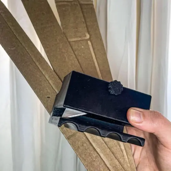 Cortador de papelão para arranhador de gato