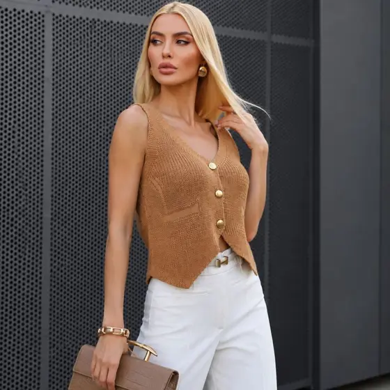 Colete Feminino em Tricot com Botões Frontais e Bolsos Decorativos