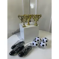 Kit futebol 3 chuteiras 3 troféu 4 bolas