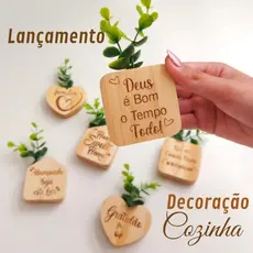 Enfeite Decoração Cozinha Minimalista - Imã de Geladeira em Madeira Flores Artificiais- Lembrancinha