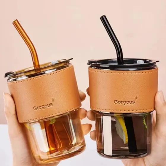 Caneca Copo de Vidro 420ml com Tampa e Canudo Capinha Couro Luxo Para Café Chá Bebidas