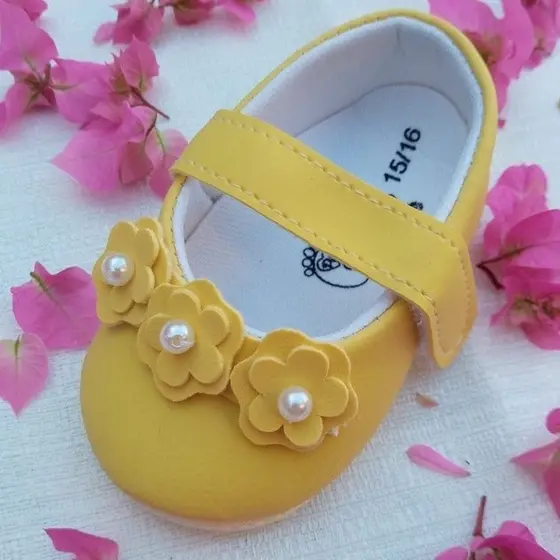 sapatinho de bebê amarelo muito lindo gente