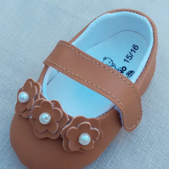 SAPATINHO BEBÊ CHOCOLATE FLORZINHA FRONTAL RECÉM NASCIDO INFANTIL MUITO LINDA