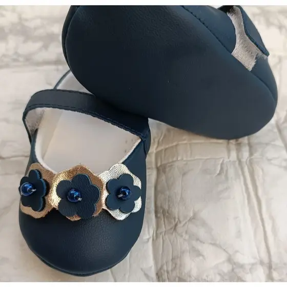 SAPATINHO FLORZINHA MARINHO COM DOURADO LUXO PURO,BELEZA ESTONTEANTE PARA OS PÉS DE SUA LINDEZA