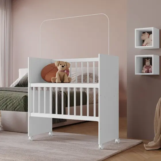 Mini Berço Portátil Alegria GRADE MOVEL - Colchão, Rodinhas e Varão Mosqueteiro