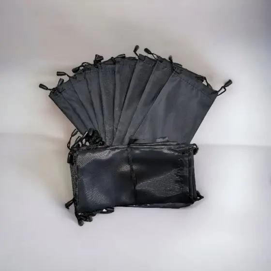 Pacote de saquinho de tecido para proteger óculos.