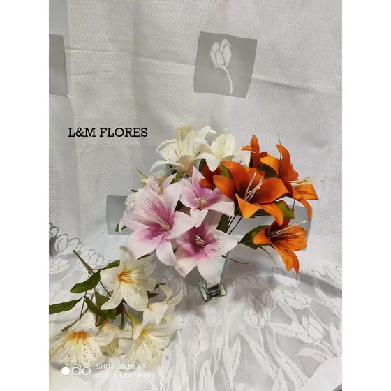 Buquê Cores Novas de Lírio artificial com 5 flores ideal para arranjos e decoração de casamento, casa, festas e eventos