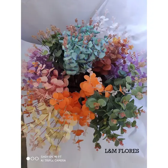 Buquê de Eucalipto artificial com 4 galhos ideal para arranjos e decoração de casamento, casa, festas e eventos