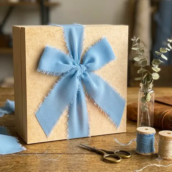 Fita Chiffon Azul Serenity Artesanal Rústica Desfiada para casamentos, caixas padrinhos, festas