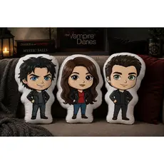 Almofada Diários de um Vampiro Personagens | Damon, Elena e Stefan | Decorativa Geek em Micropercal 45cm