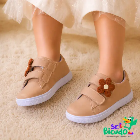 Tênis Infantil Feminino Nude com Flor Calce Fácil Fechamento Ajustável Confortável Sr. Bicudo