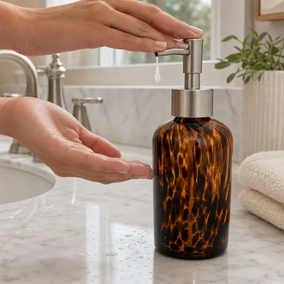 Porta Sabonete Líquido Âmbar Translúcido com Pump Prata Lavabo 350ml