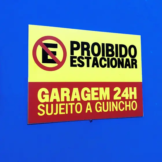 Placa Proibido Estacionar Sujeito a Guincho 24H - 30x21cm ou 21x15cm