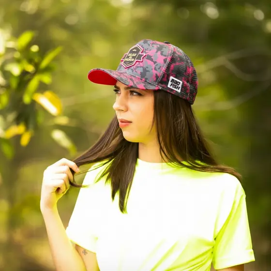 Boné Feminino Esporte Pesca Aba Curva Bad Fish Chumbo e Rosa Qualidade Premium