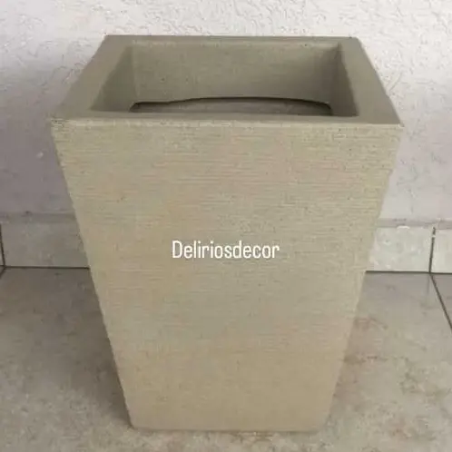 Vaso de Plantas e flores Decorativo Reciclável em Polietileno, Coluna Quadrada Cód. 79