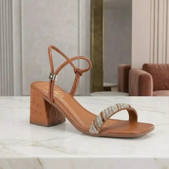 Sandália Feminina Com Salto Bloco Médio e Tira Grossa Com Strass - Elegante e Moderna Ideal Para Looks Casuais
