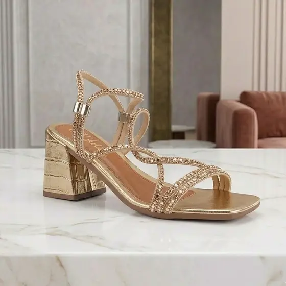 Sandália Feminina Metalizada Com Tiras de Strass, Abs Ajustável e Salto Bloco Médio - Ideal para Eventos e Festas
