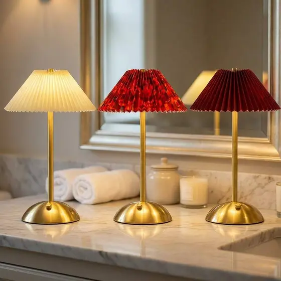 Luminária de Mesa LED Sem Fio Recarregável Base Dourada Cúpula Plissada Decorativa